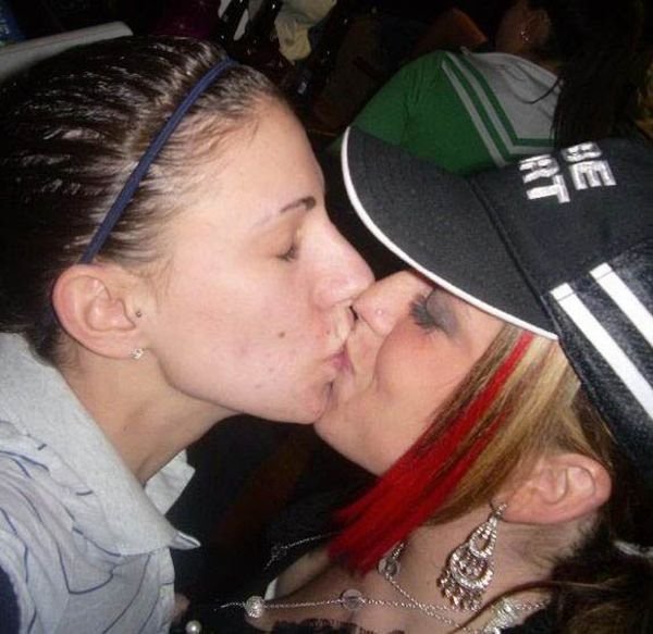 young kissing girls