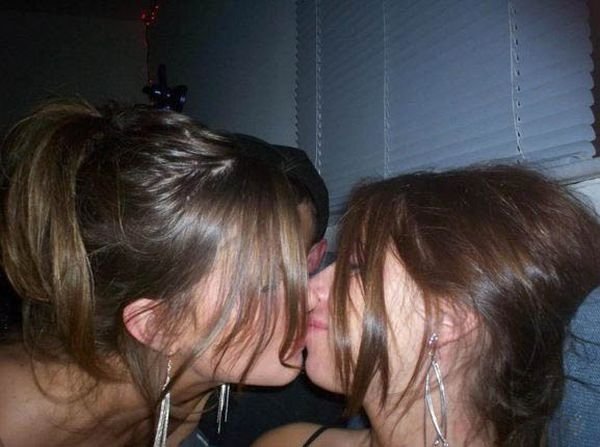 young kissing girls