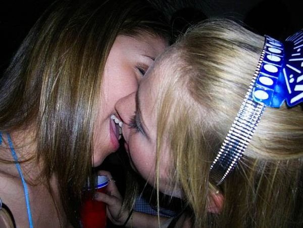 young kissing girls