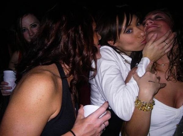 young kissing girls