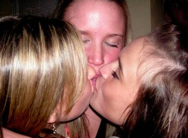 young kissing girls