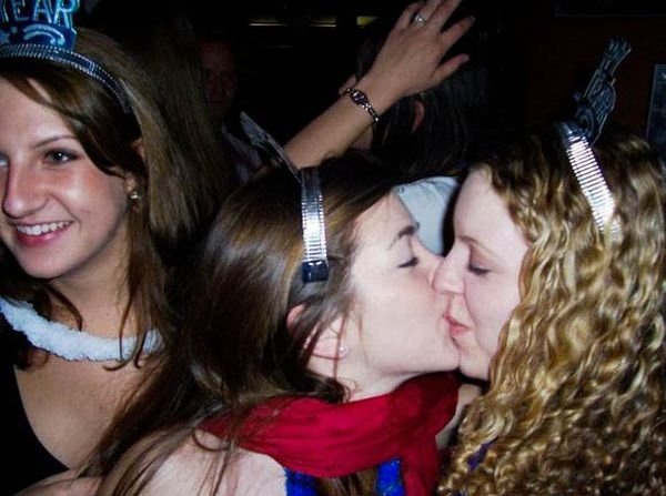 young kissing girls