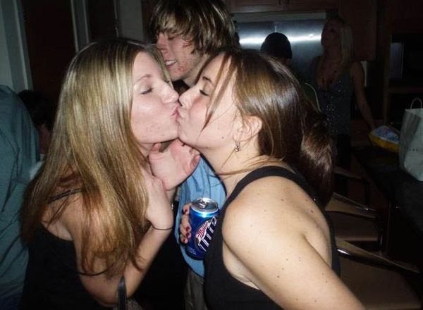 young kissing girls