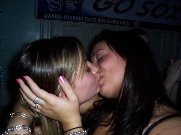 young kissing girls