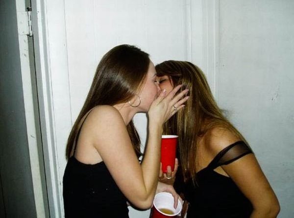 young kissing girls