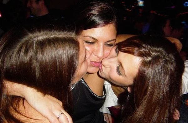 young kissing girls