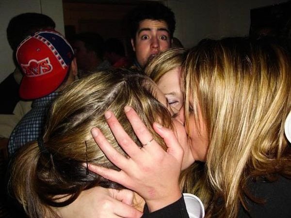 young kissing girls