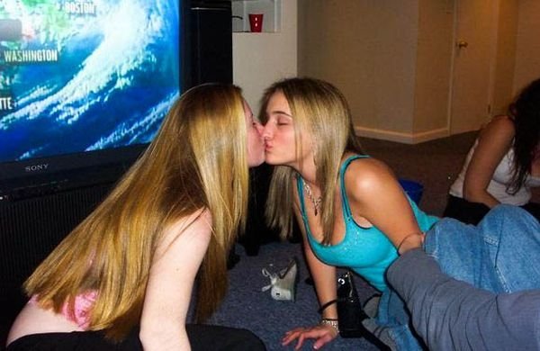 young kissing girls