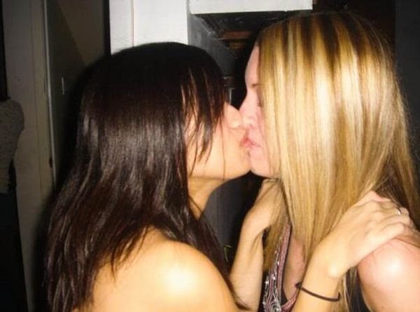 young kissing girls