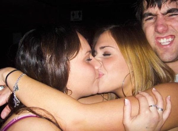 young kissing girls