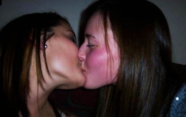 young kissing girls