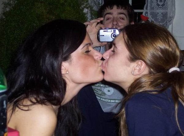 young kissing girls