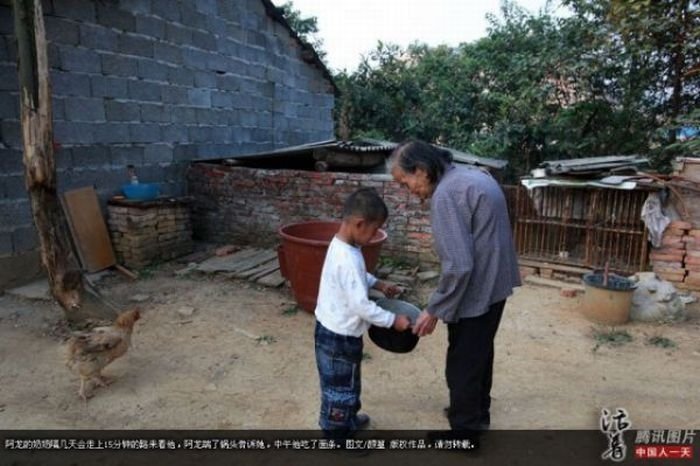 6-year-old boy lives alone, China