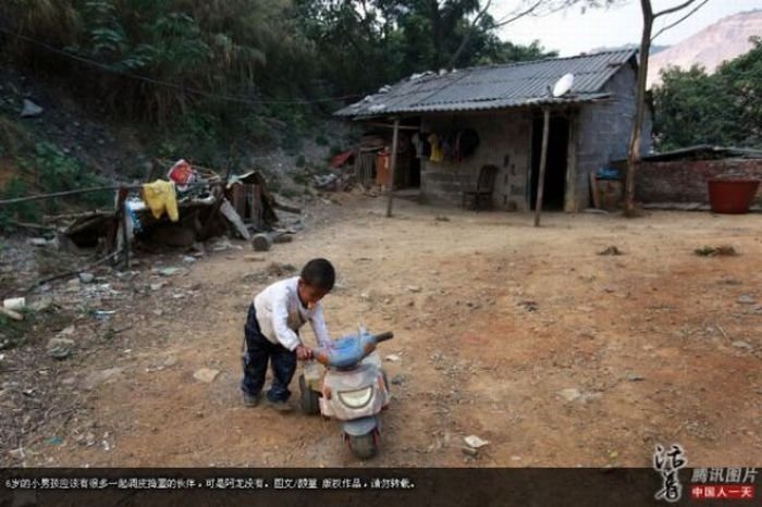 6-year-old boy lives alone, China