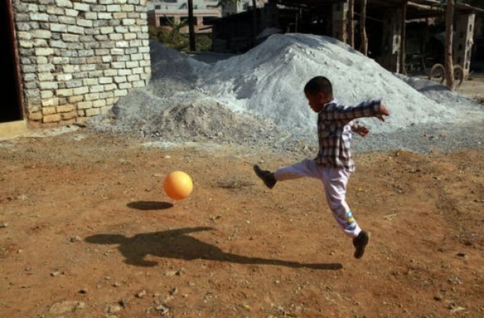 6-year-old boy lives alone, China