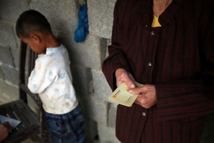 6-year-old boy lives alone, China