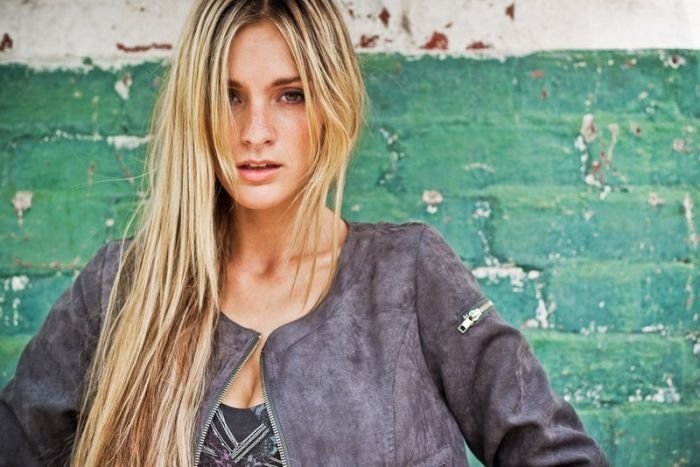 glamour girl with an alluring beauty