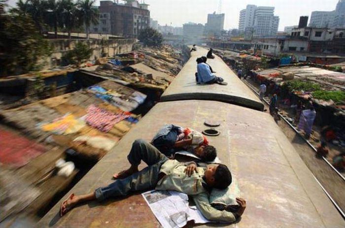 Train surfing, Bangladesh