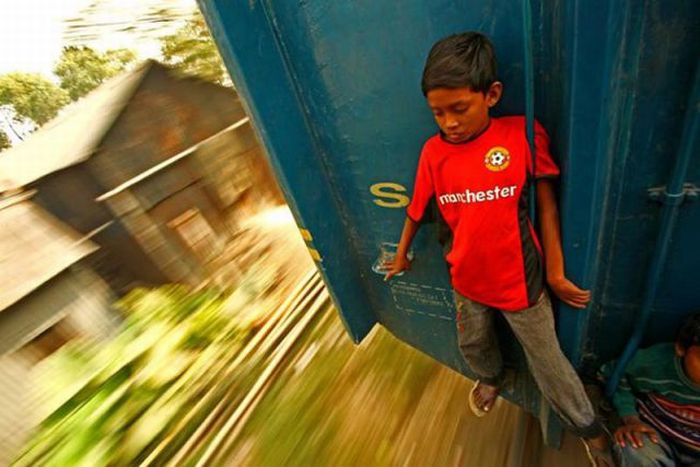 Train surfing, Bangladesh