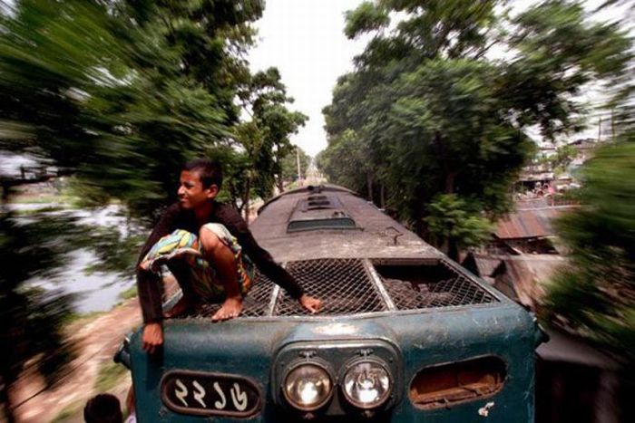 Train surfing, Bangladesh