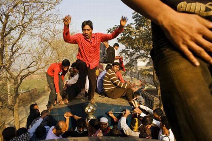 Train surfing, Bangladesh