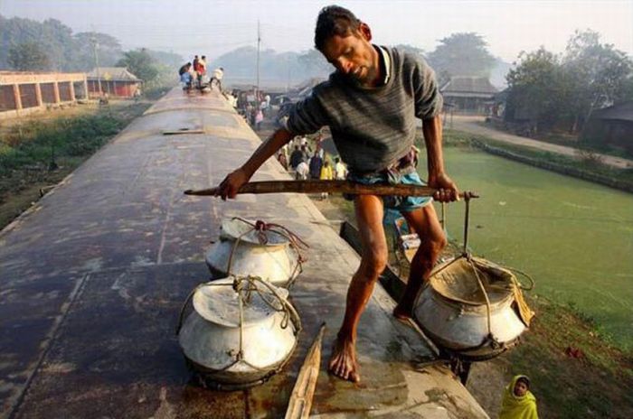 Train surfing, Bangladesh