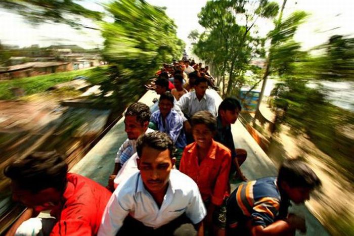 Train surfing, Bangladesh