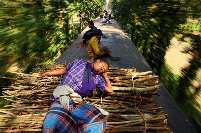 Train surfing, Bangladesh