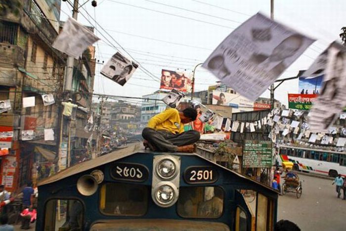 Train surfing, Bangladesh