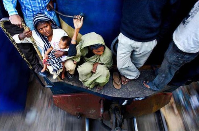 Train surfing, Bangladesh