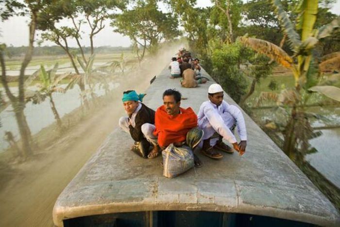 Train surfing, Bangladesh