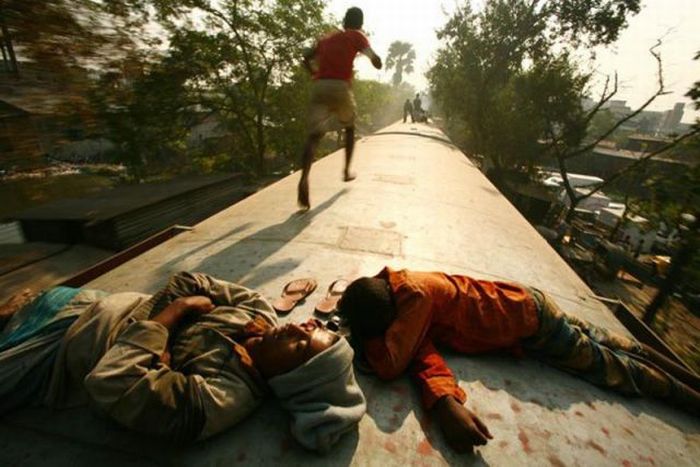 Train surfing, Bangladesh