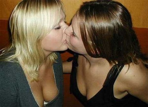 young kissing girls