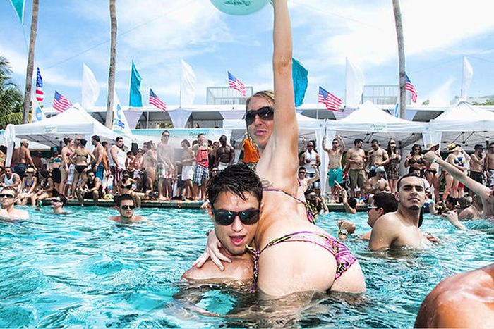 Las Vegas pool party girls