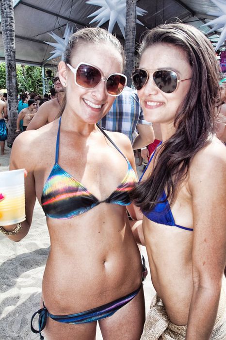 Las Vegas pool party girls