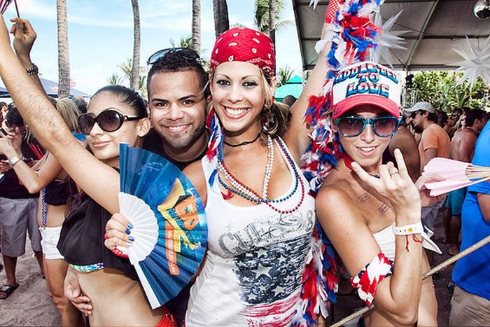 Las Vegas pool party girls