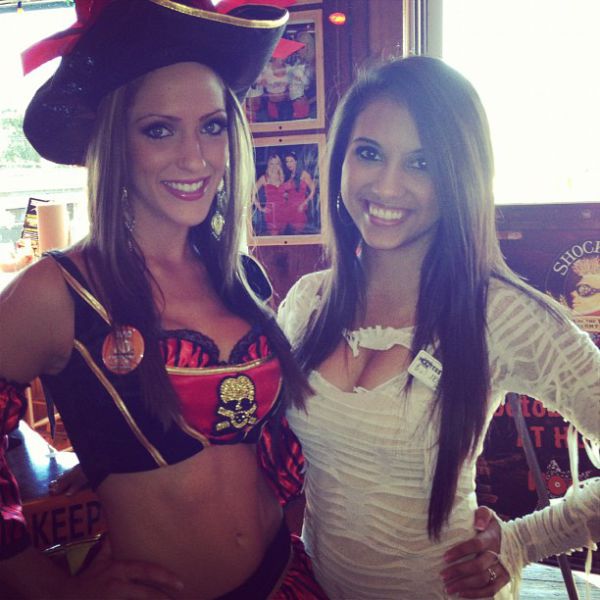 hooters restaurant girls