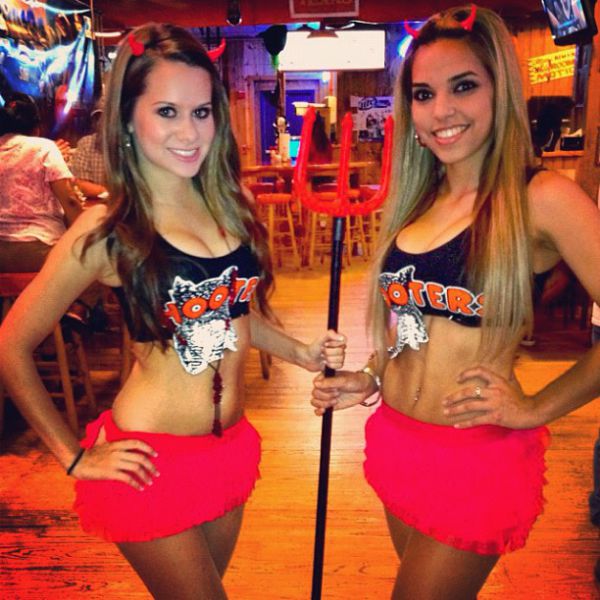 hooters restaurant girls