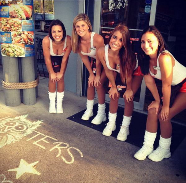 hooters restaurant girls