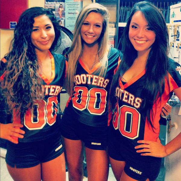 hooters restaurant girls