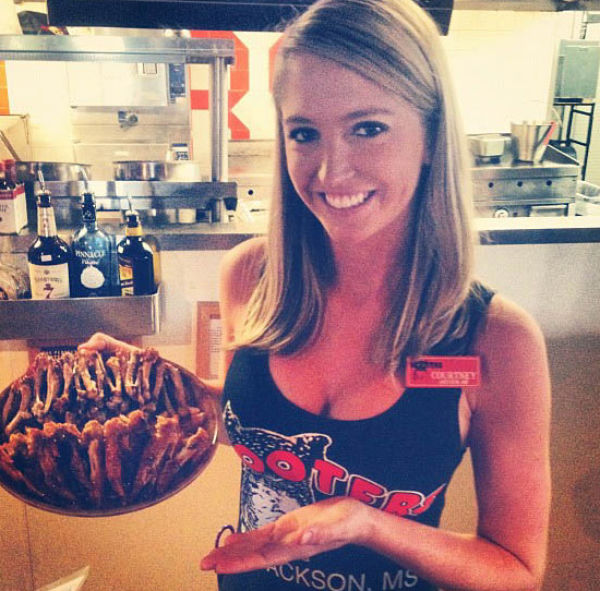 hooters restaurant girls