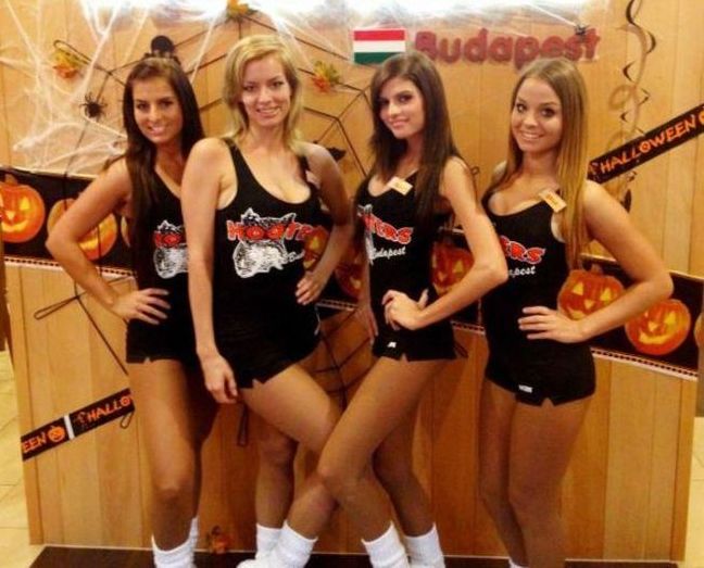 hooters restaurant girls