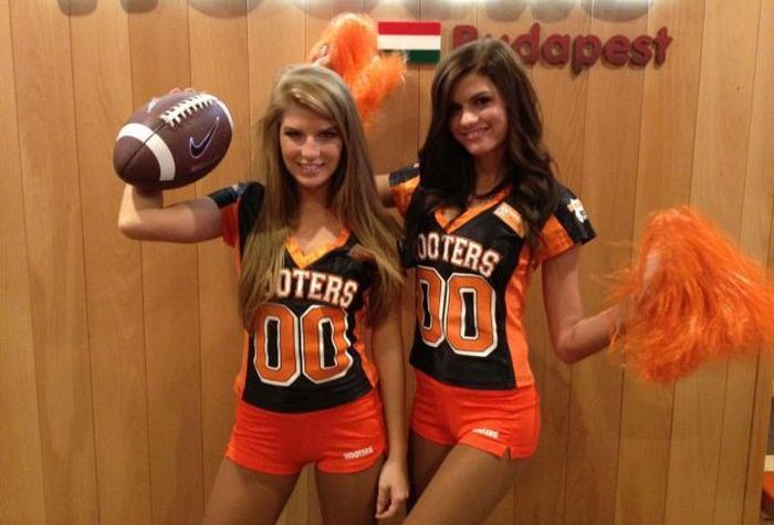 hooters restaurant girls