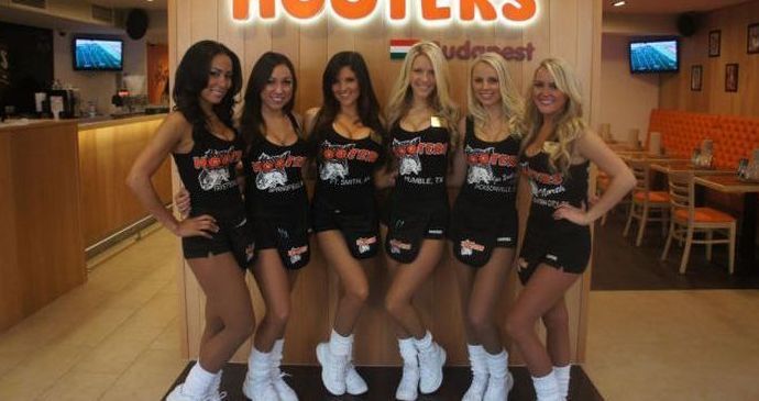 hooters restaurant girls