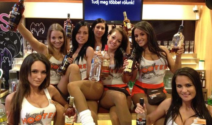 hooters restaurant girls