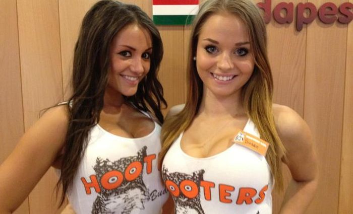 hooters restaurant girls