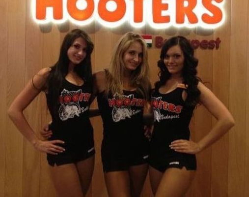 hooters restaurant girls