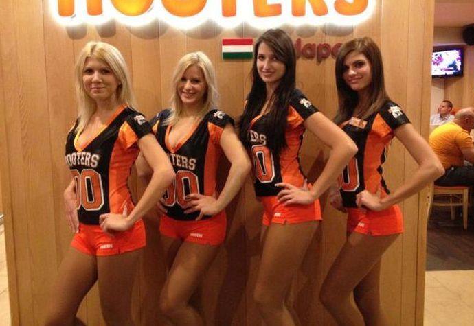 hooters restaurant girls