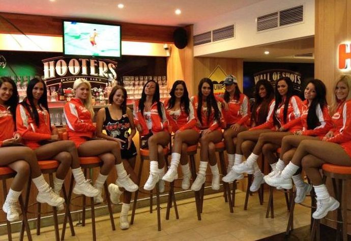 hooters restaurant girls