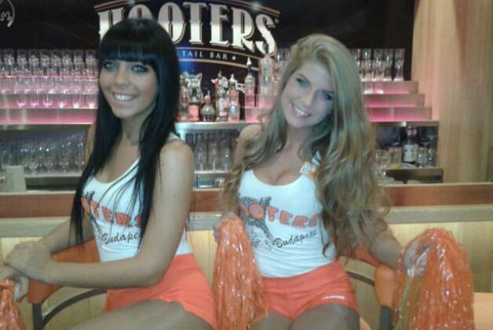 hooters restaurant girls